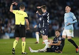 Aihen Muñoz se lamenta de su lesión este sábado en Balaídos.