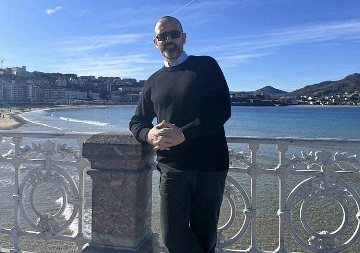 Risto Mejide posa apoyado en la barandilla de la Concha mientras tenía lugar el desfile de la tamborrada infantil