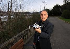 Josean Díez muestra uno de sus drones en el parque Mendibil de Irun.