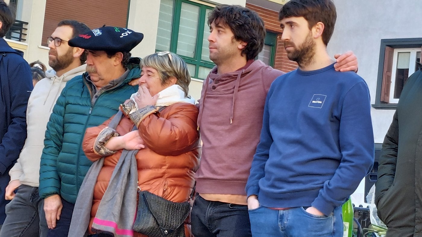 'Paxo' con la txapela y una emocionada Romero, rodeados de sus tres hijos, Iñaki, Patxi y Julen en el homenaje del domingo.