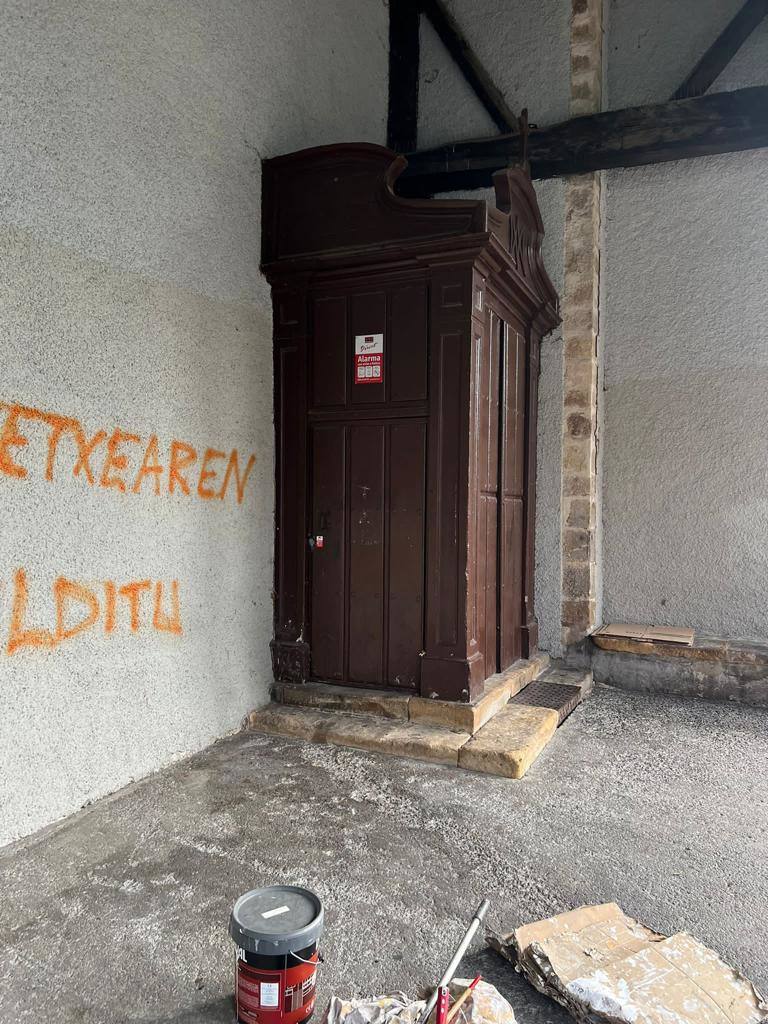 Protesta de Gazte Asanblada de Zestoa en la iglesia