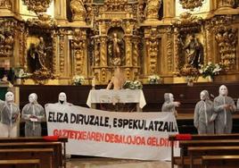 Protesta de Gazte Asanblada de Zestoa en la iglesia