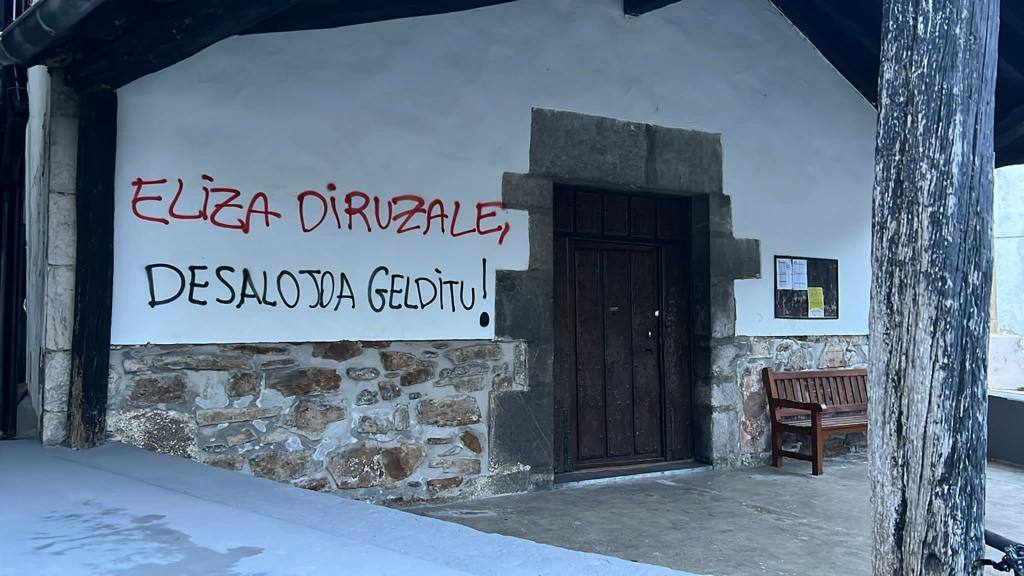 Protesta de Gazte Asanblada de Zestoa en la iglesia