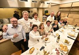 Isabel Verdini y su marido, Jesús Murua, con la diputada general, Eider Mendoza, la diputada Maite Peña, las concejalas Nekane Arzallus y Mariaje Idoeta, directivos de la sociedad y de Larramendi Ikastetxea.