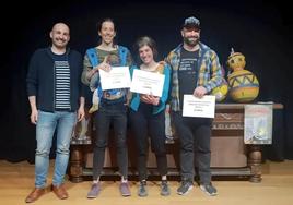 El alcalde Adur Ezenarro junto a Irati Goikoetxea, Ane Arrugaeta y Urtzi Gorostiaga, ganadores de 2023.