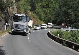 Vehículos circulan por la carretera GI-631 entre Azkoitia y Urretxu.