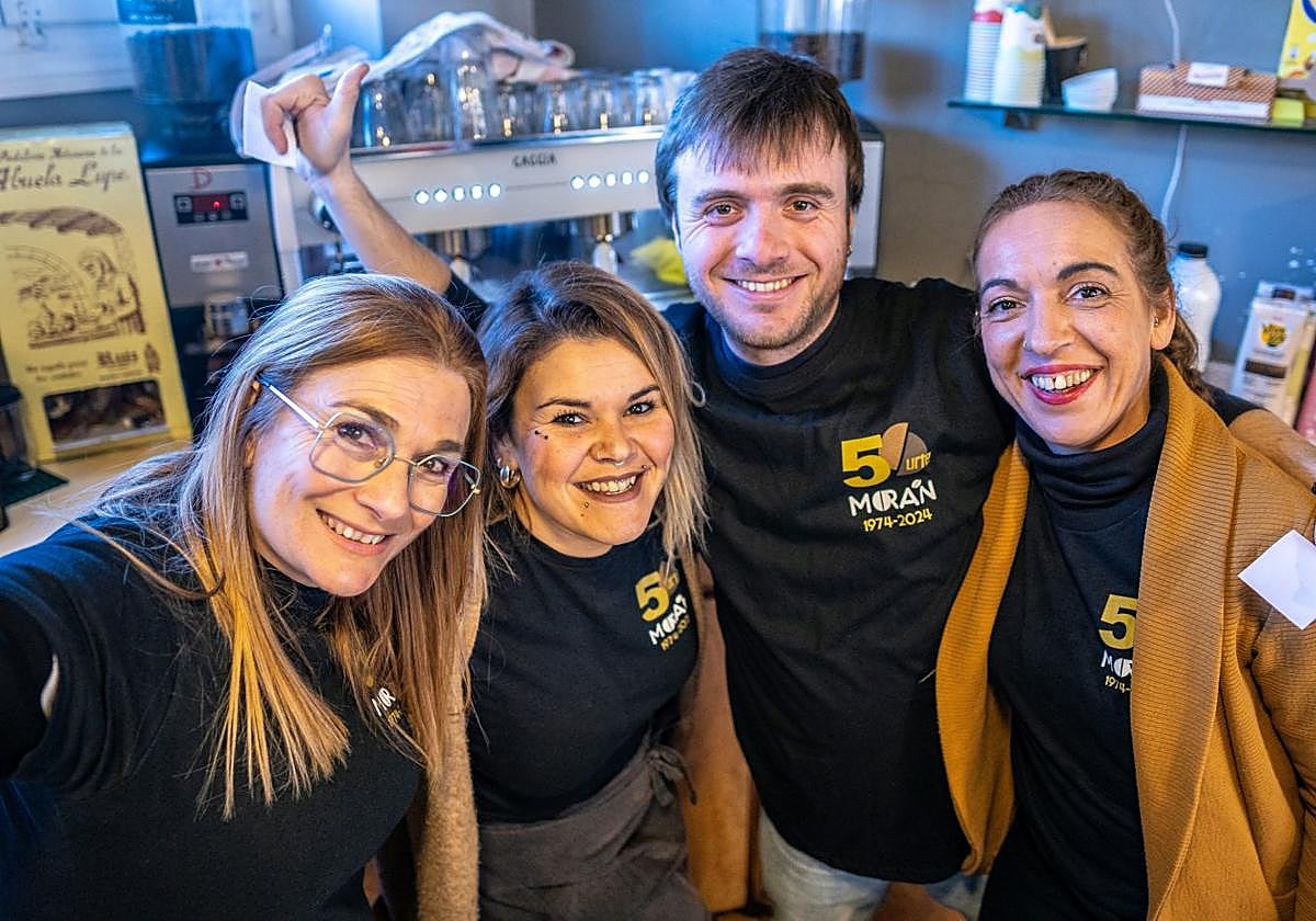 Los empleados del bar, con las camisetas conmemorativas.