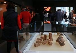 Un grupo de visitantes recorriendo, ayer por la mañana, una de las salas del Museo Oiasso.