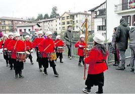 La tamborrada infantil volverá a recorrer las calles de Idiazabal la tarde del domingo.