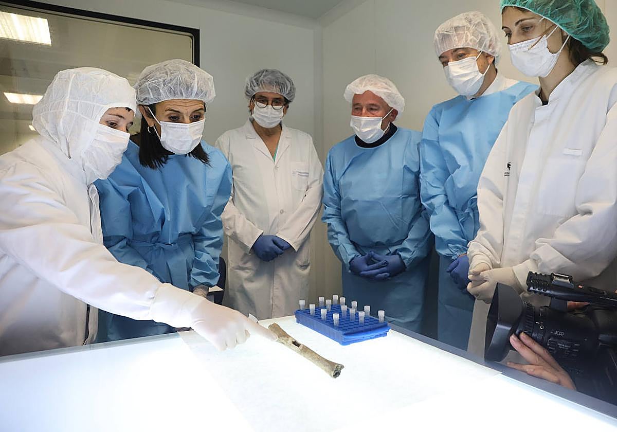 La consejera Melgosa atiende las explicaciones de las doctoras de Biomics.