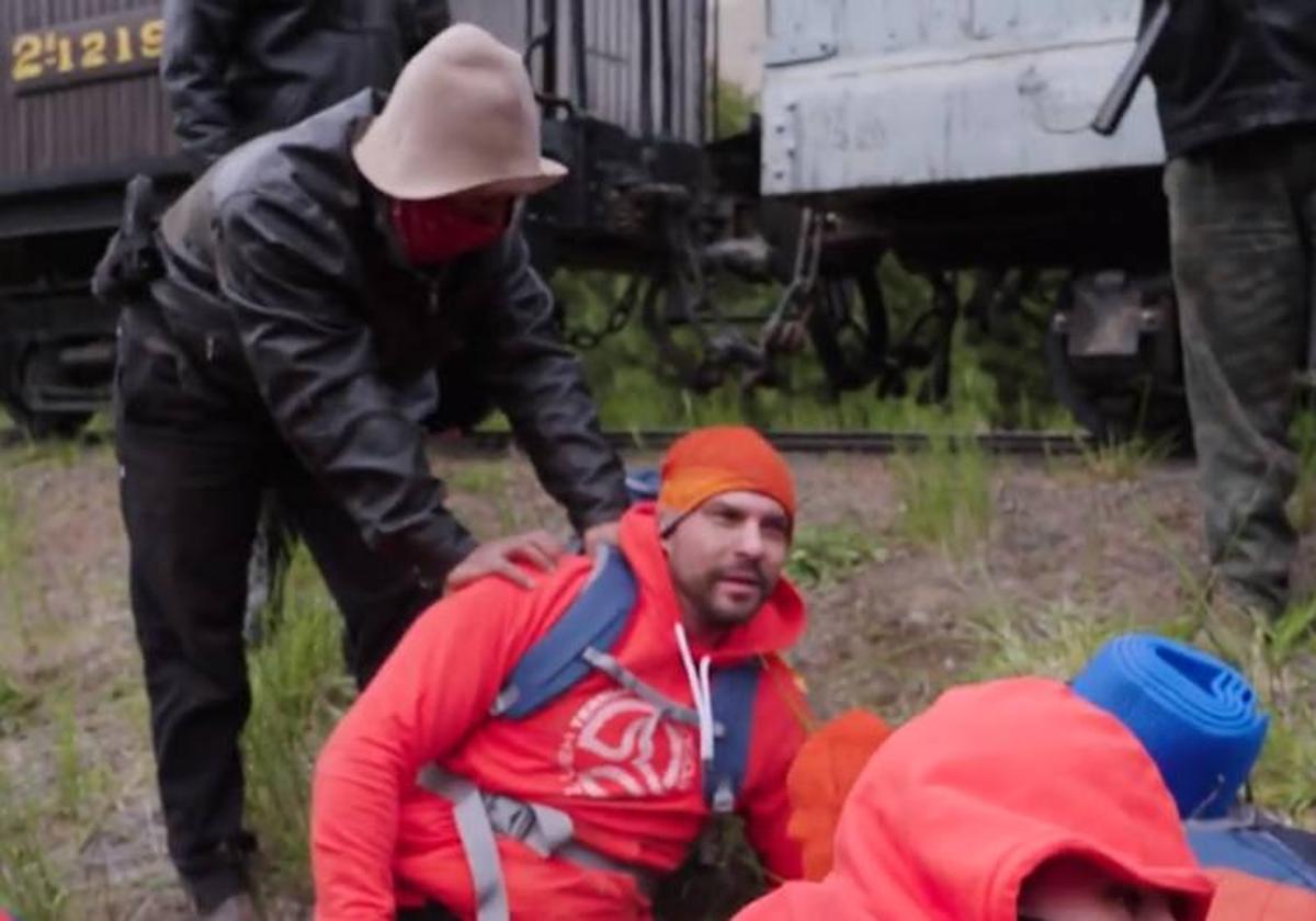 Iagoba, en el suelo tras el asalto al tren en El Conquistador.