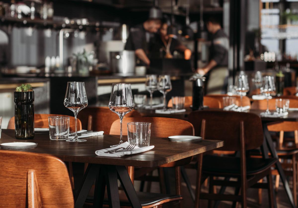 Comedor de un restaurante con las mesas preparadas.