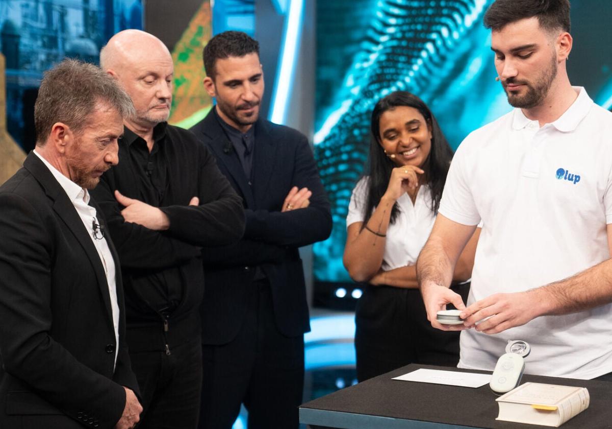 Eneko Calvo y Apurva San Juan presentan La Lupa Inteligente en 'El Hormiguero', con Motos y Miguel Ángel Silvestre.