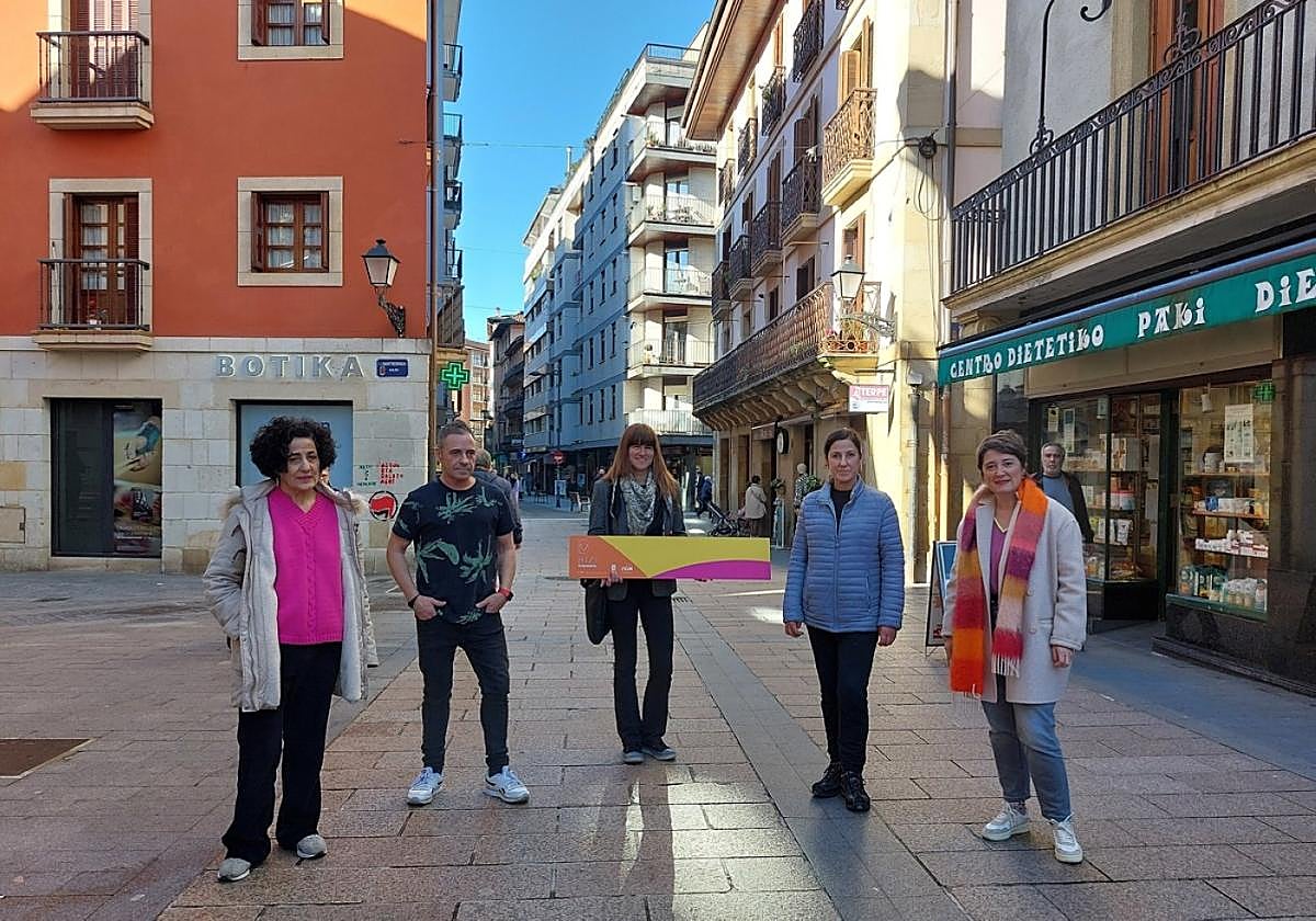 Martín, Muñoz, Mazizior, Alfonso y Otaegi, en la calle Biteri de Errenteria.