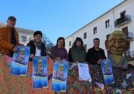 Representantes del Ayuntamiento y de distintos colectivos que impulsan el programa del carnava, junto a Txapeltxin en la presentación.