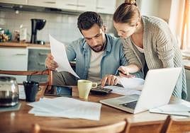 Una pareja realiza una planificación de sus gastos financieros.