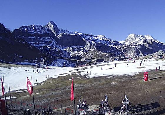 Estado de la estación de esquí de Candanchú este jueves, con muy poca nieve.