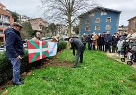 El momento en que Xosé Estévez acaba de plantar el esqueje de la higuera traído desde Galicia a Oiartzun hace un año.