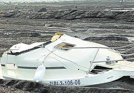 Parte de la proa del 'Txikurrin' que quedó depositada sobre las rocas de la playa Orrua durante la bajamar de ayer, a escasos metros del naufragio.