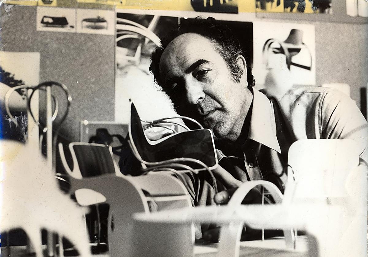 Nestor Basterretxea, con algunos diseños.