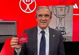 Luis Arconada con la papeleta de la Real Sociedad.