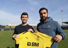 El director deportivo, Mikel Bengoa, con el nuevo portero txuribeltz, Charly Pérez.