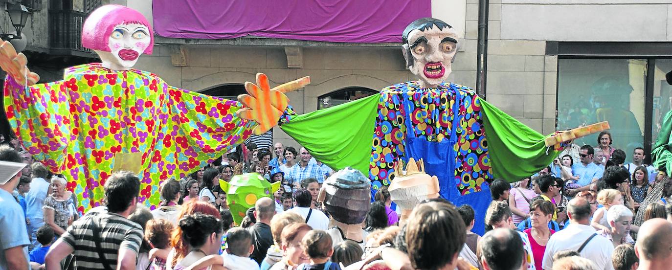 Galtza y Borda. Los gigantes del barrio también salen cada 25 de julio en las Madalenas.