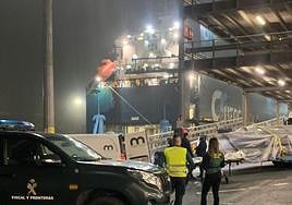 Dos agentes de la Guardia Civil en el lugar donde se ha producido el fallecimiento.