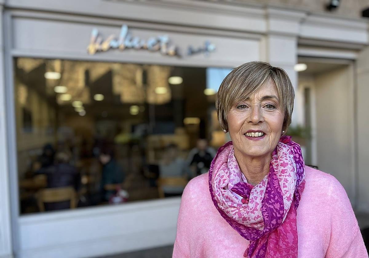 Izaskun Mendizabal ante la cafetería que abrió junto a Eli Domínguez en 1997.