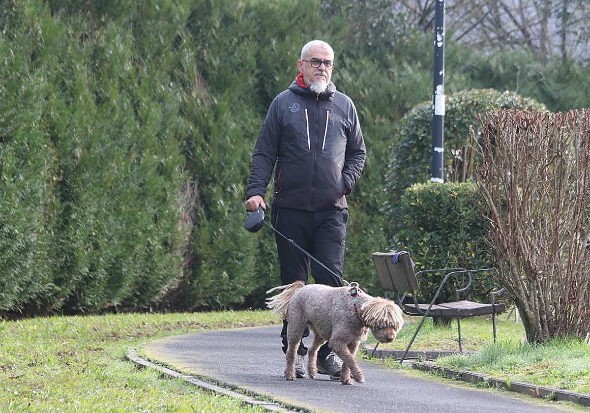 Un ciudadano camina con su perro por el paseo que bordea las instalaciones deportivas de Mintxeta, ayer por la mañana. Trozo de carne con clavos localizado en diciembre y radiografía en la que se ven imperdibles ingeridos por un can.