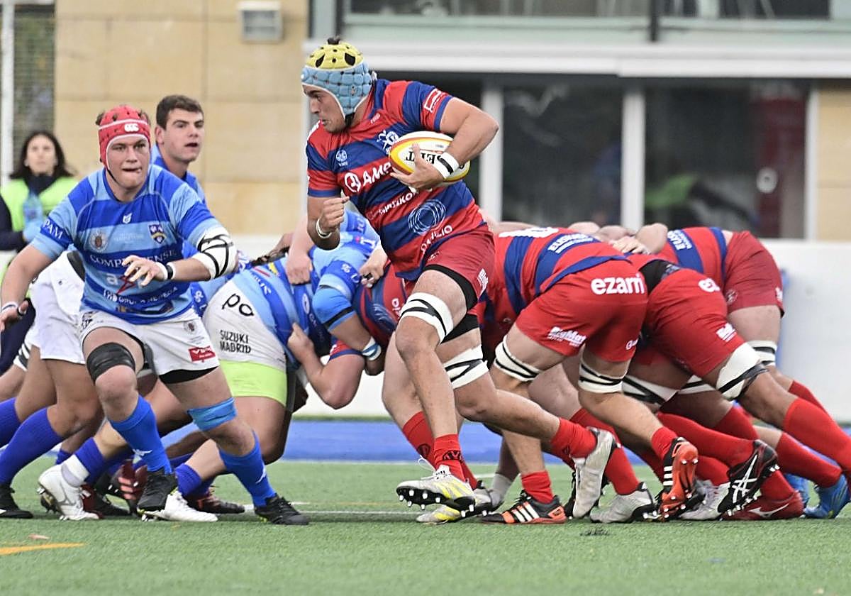 Mikel Pérez se escapa con el oval tras una melé.