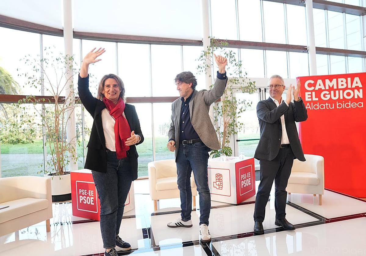 La vicepresidenta Teresa Ribera, junto a Eneko Andueza y Jose Ignacio Asensio, participa en un acto del PSE en San Sebastián.