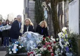 El presidente del PP vasco, Javier de Andrés, junto a la dirigente Esther Martínez y la viuda de Ordóñez, Ana Iríbar, en el homenaje en Polloe .