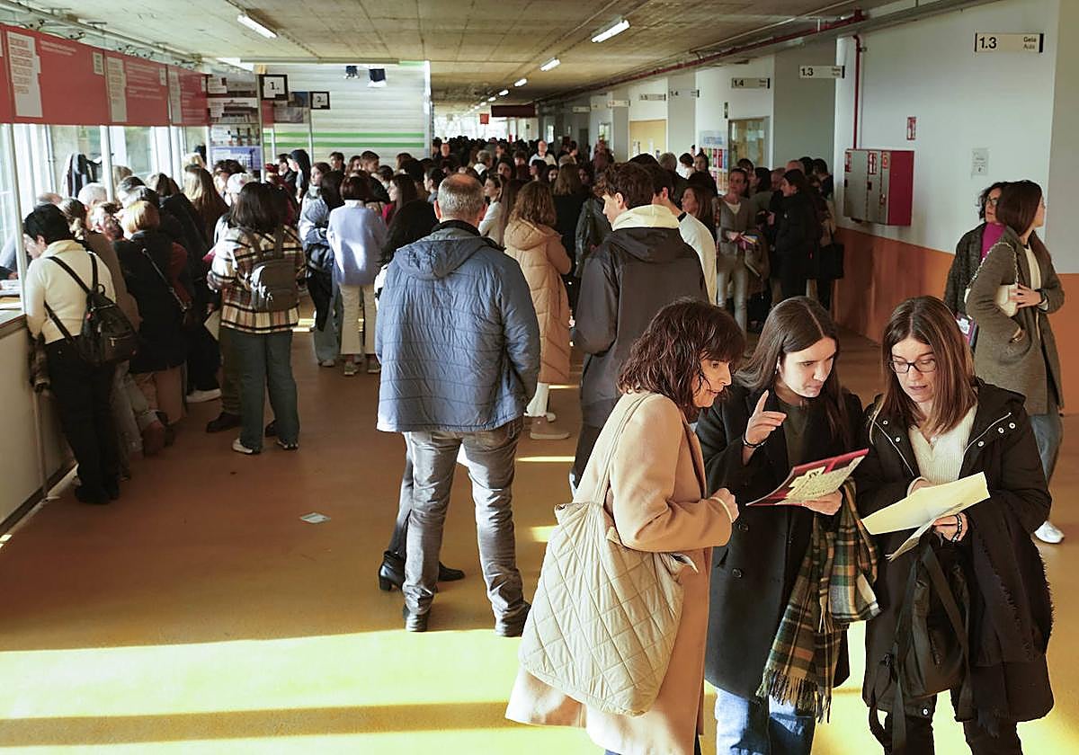 Jóvenes estudiantes acompañados de sus padres en la feria de orientación en el Centro Ignacio María Barriola.