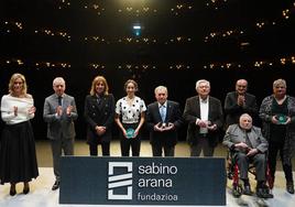 Los premiados posan en el escenario del Arriaga, junto al lehendakari, Iñigo Urkullu; Andoni Ortuzar, presidente del Euzkadi Buru Batzar y Mireia Zarate, presidenta de la Fundación Sabino Arana.