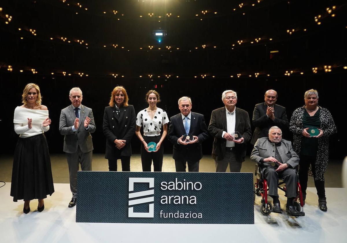 Los premiados posan en el escenario del Arriaga, junto al lehendakari, Iñigo Urkullu; Andoni Ortuzar, presidente del Euzkadi Buru Batzar y Mireia Zarate, presidenta de la Fundación Sabino Arana.