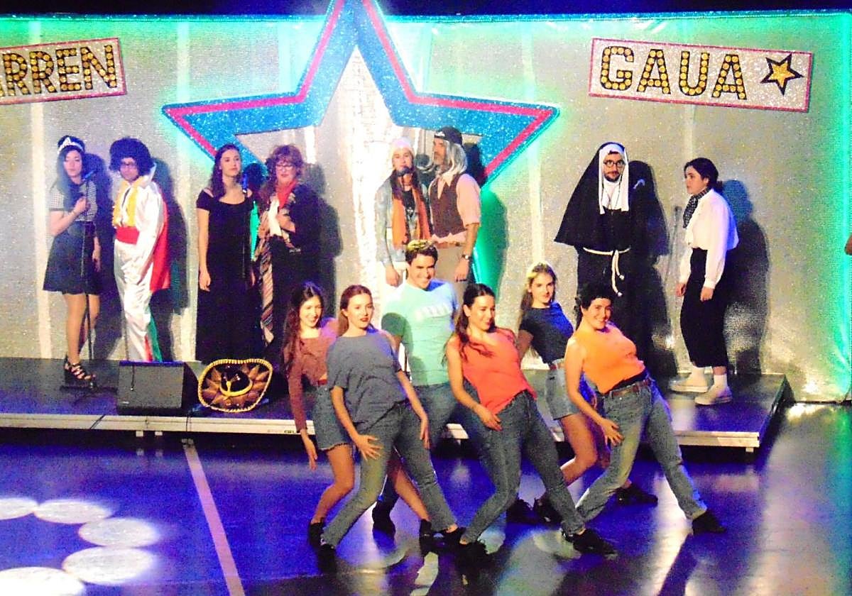 La trama 'Bixamona Erdi Aroan' toma el relevo al montaje 'Izarren gaua' de 2023 en el concierto de Carnaval.