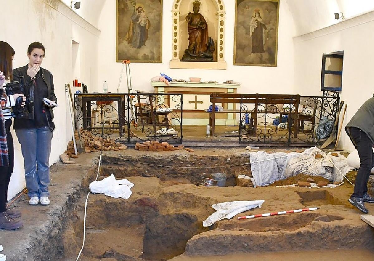 En la campaña del 2023 los arqueólogos levantaron casi todo el suelo del interior del templo.