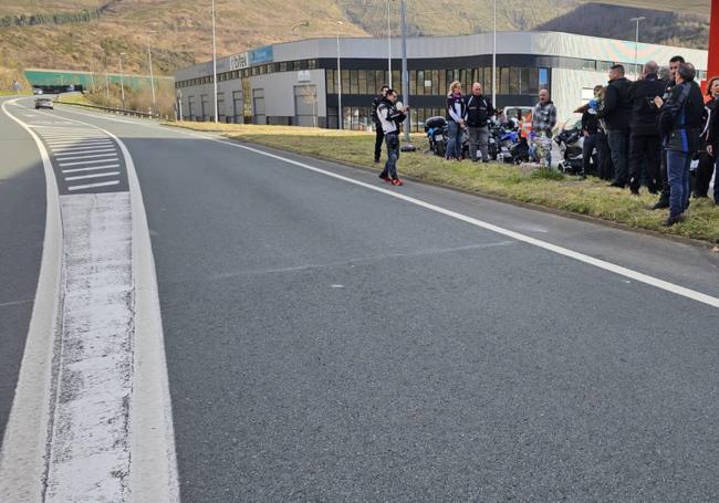 Compañeros motoristas de Jon colocan flores y una ikurriña ayer en el lugar donde falleció el sábado en la GI-631 entre Azpeitia y Zestoa.