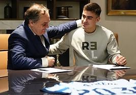 Aperribay y Barrenetxea, durante la firma de renovación del jugador en las oficinas de Anoeta.