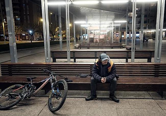 Unai, de 21 años, se sienta sin saberlo en el banco donde murió Ángel. «Su muerte me genera muchas preguntas: ¿se pudo haber evitado?...»I