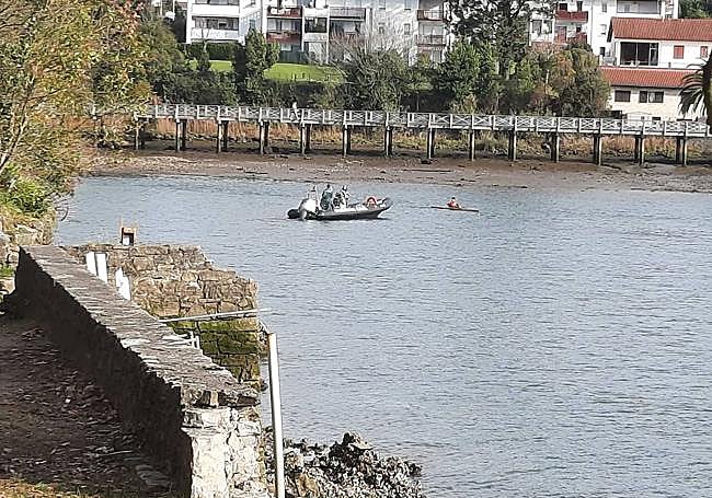 La zodiac de la Guardia Civil que ha rescatado el cuerpo del río Bidasoa.
