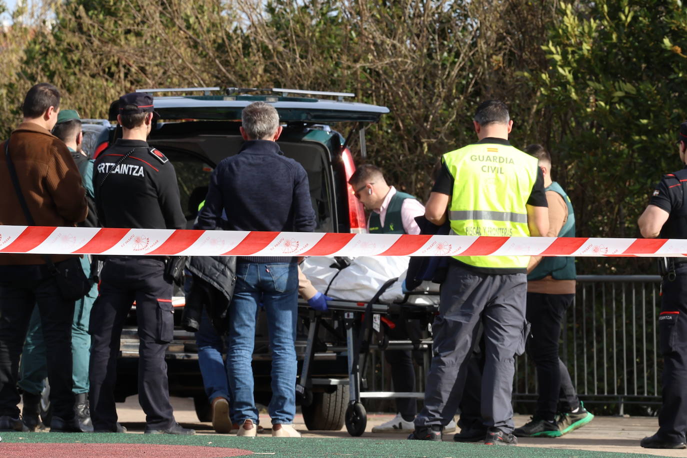 Las imágenes del rescate de un cadáver en el río Bidasoa