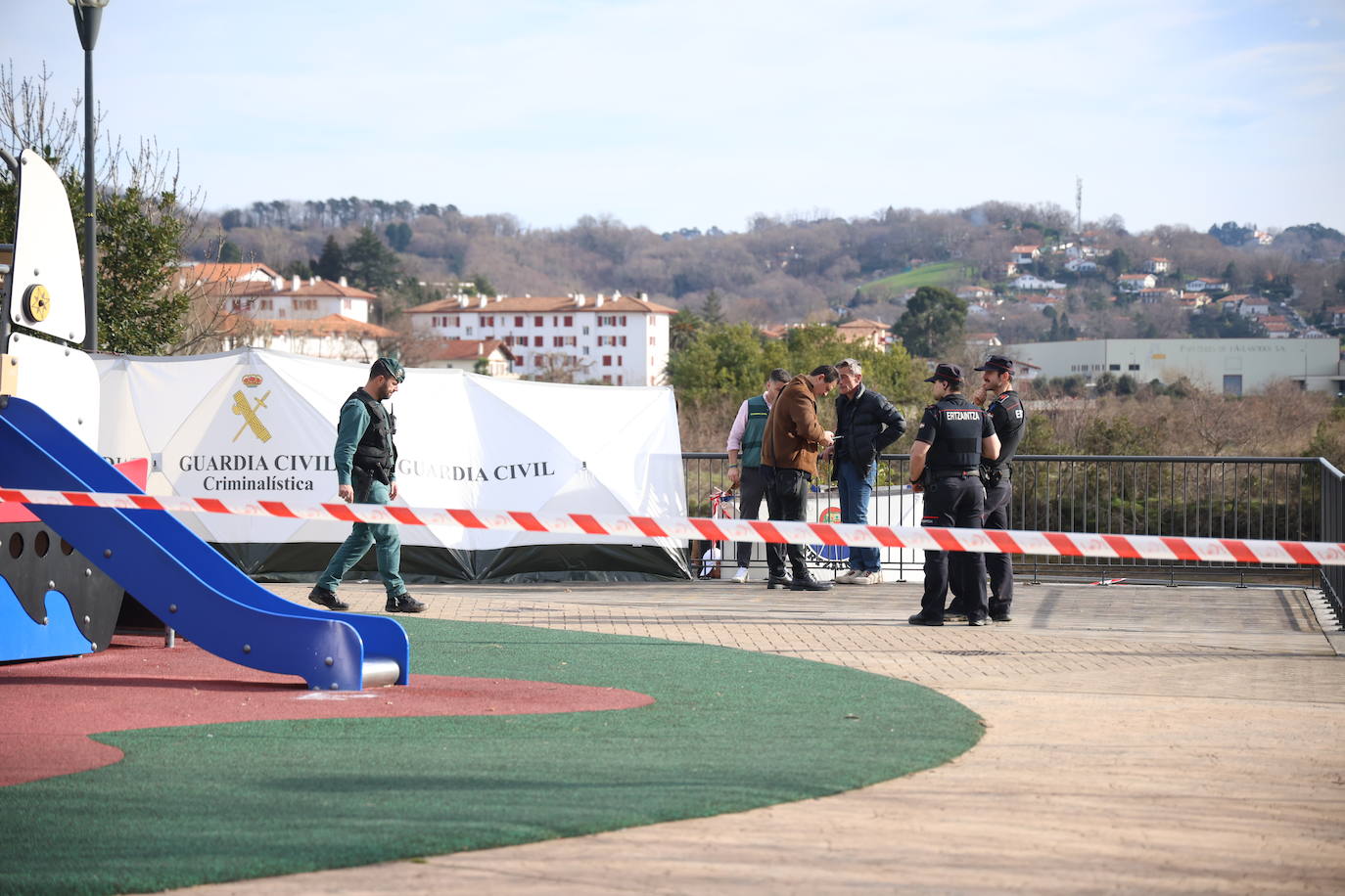 Las imágenes del rescate de un cadáver en el río Bidasoa