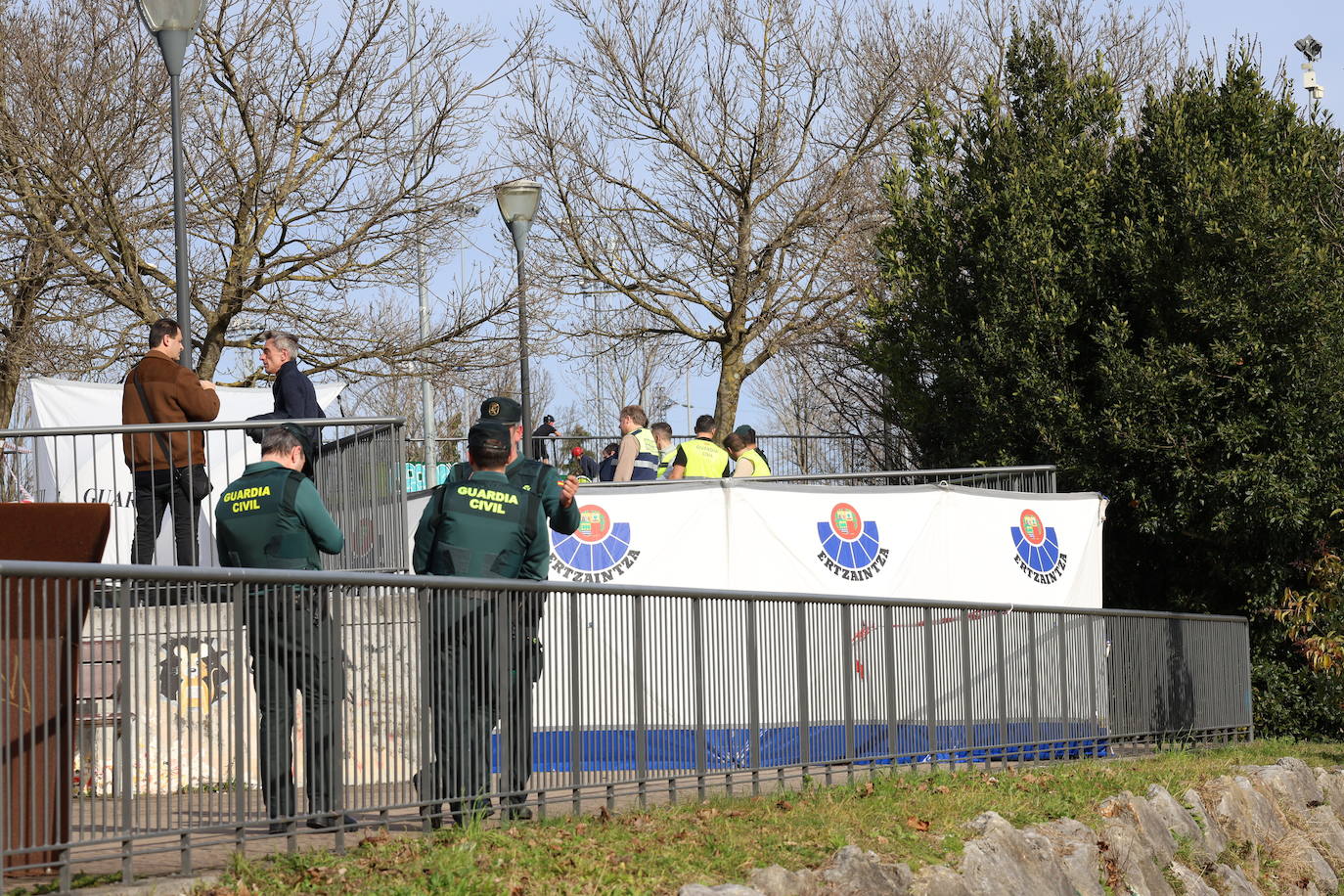 Las imágenes del rescate de un cadáver en el río Bidasoa