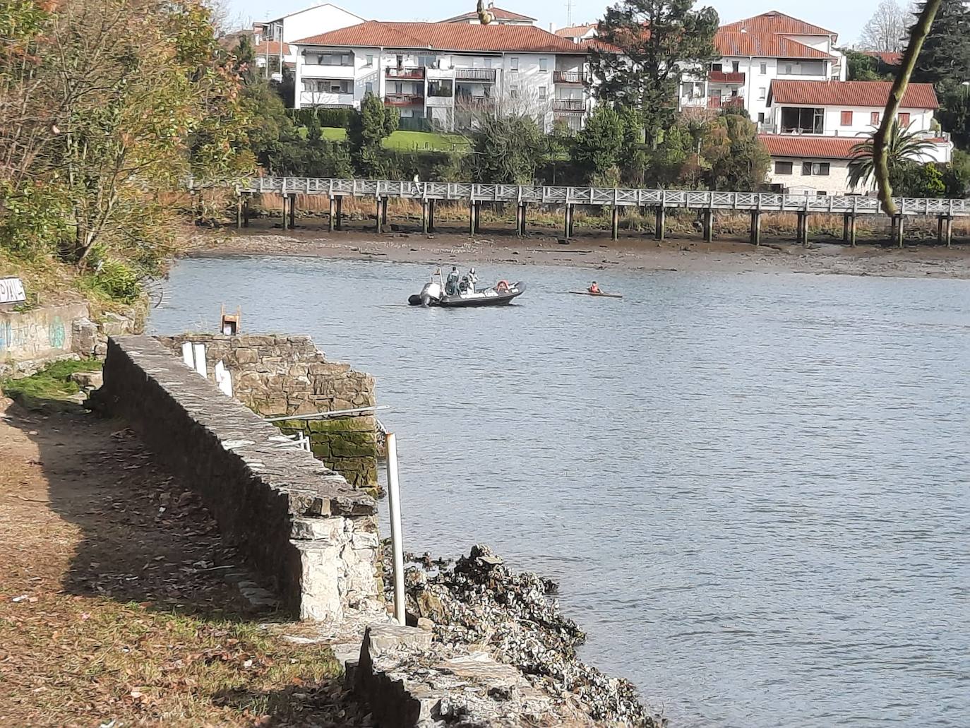 Las imágenes del rescate de un cadáver en el río Bidasoa