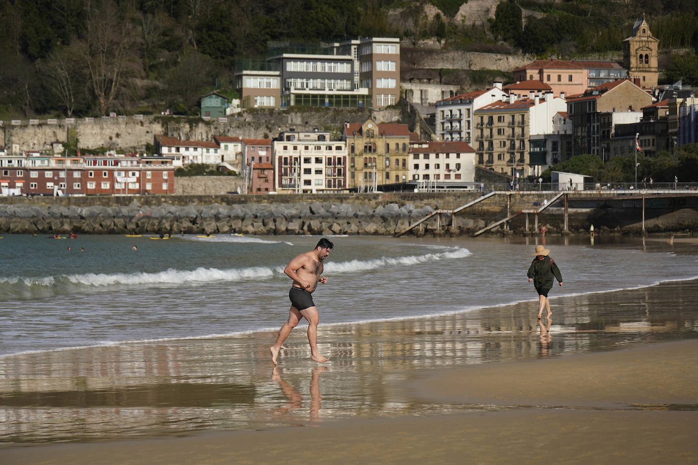 Enero se despide de Gipuzkoa con tiempo de playa