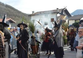 Las brujas han tomado este domingo las calles de Sunbilla.