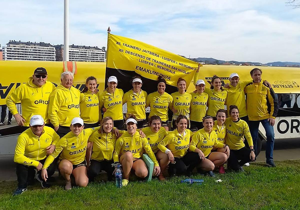 Las remeras de Orio y el cuerpo técnico posan con la bandera recién conquistada.