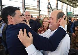 El recuerdo de Imanol Pradales a su ama y ovaciones a Urkullu